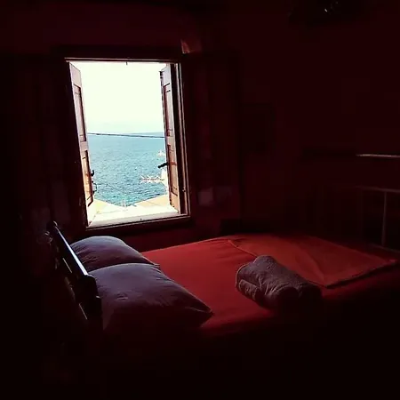 Kiki's Summer House *