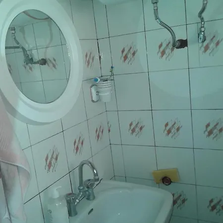 Kiki's Summer House Корони